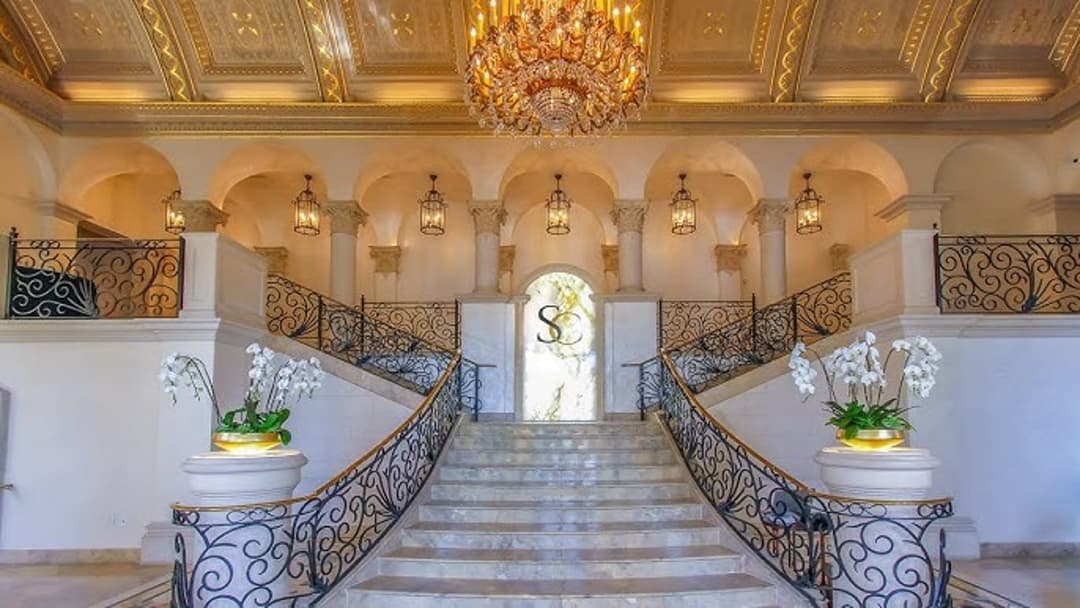 Desert landscaping and tower architecture — Turnberry Place Las Vegas